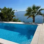 Villa Beachfront Leonardo With Pool *