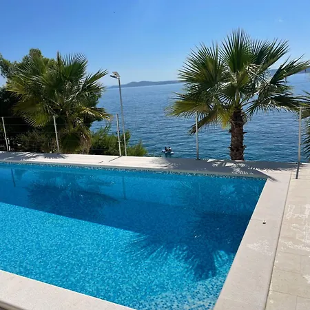 Vila Beachfront Leonardo With Pool *