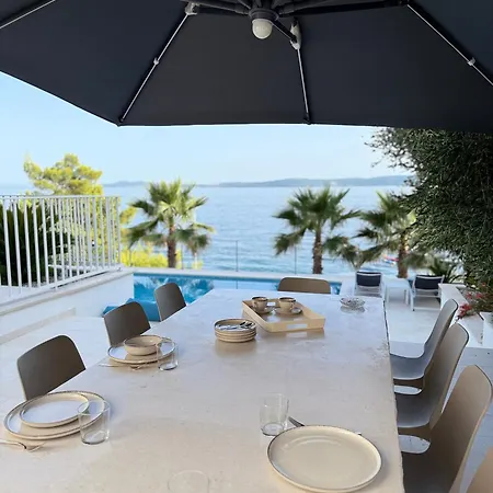 Vila Beachfront Leonardo With Pool *