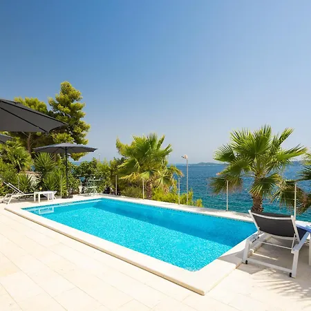 Beachfront Leonardo With Pool Vila *