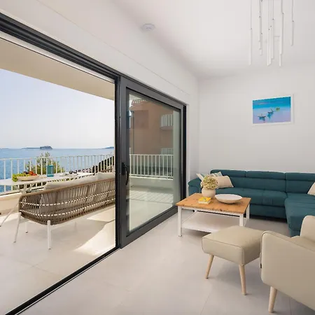Vila Beachfront Leonardo With Pool