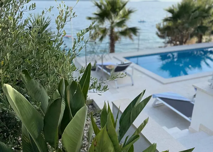 Beachfront Leonardo With Pool * トロギール