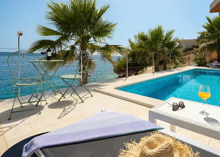 Beachfront Leonardo With Pool ヴィラ トロギール