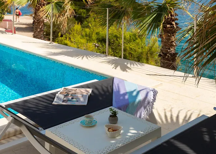 Beachfront Leonardo With Pool ヴィラ *