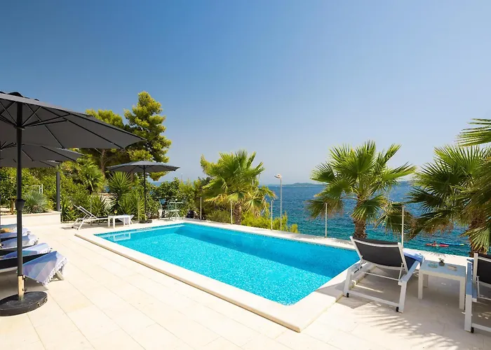 Beachfront Leonardo With Pool ヴィラ *