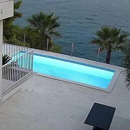 Villa Beachfront Leonardo With Pool *