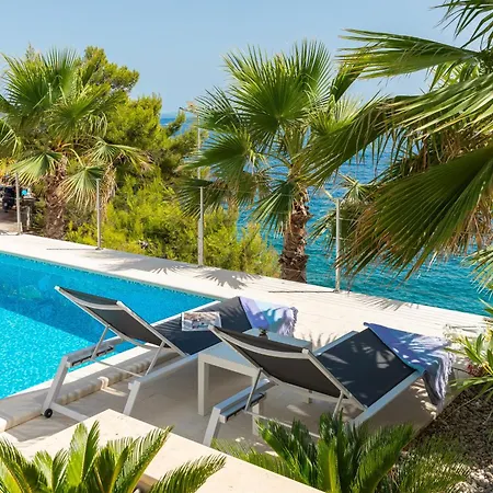 Vila Beachfront Leonardo With Pool Trogir