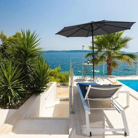 Beachfront Leonardo With Pool *