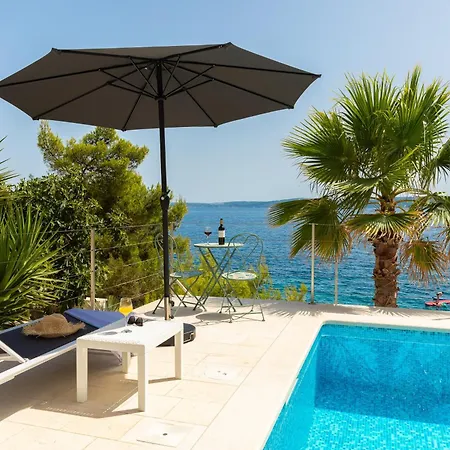 Beachfront Leonardo With Pool Vila