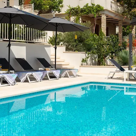 Beachfront Leonardo With Pool Vila