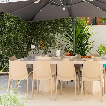 Vila Beachfront Leonardo With Pool *