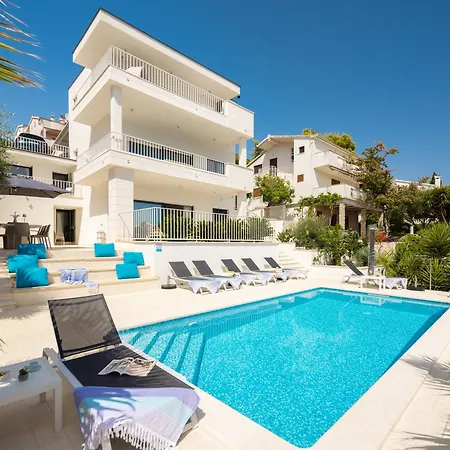 Beachfront Leonardo With Pool Vila