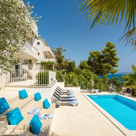 Beachfront Leonardo With Pool