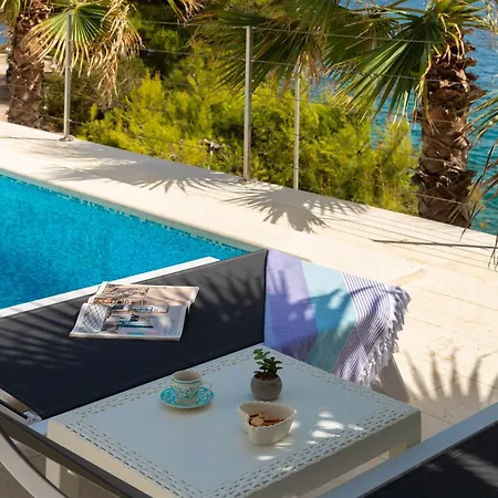 Beachfront Leonardo With Pool Vila *