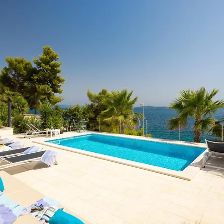 Vila Beachfront Leonardo With Pool Trogir