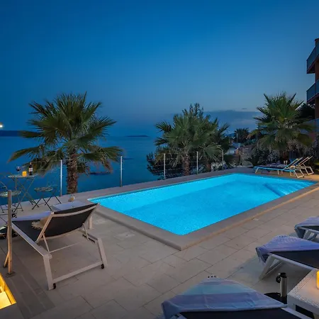 Beachfront Leonardo With Pool Vila Trogir