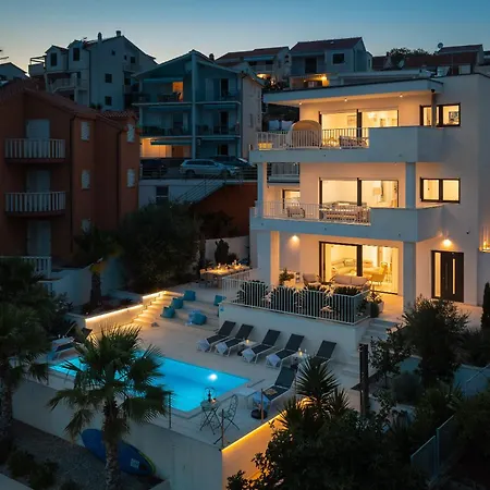 Beachfront Leonardo With Pool