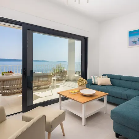 Beachfront Leonardo With Pool Vila