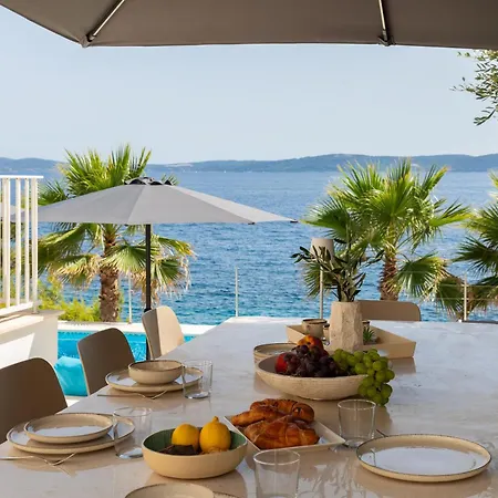 Vila Beachfront Leonardo With Pool