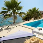 Beachfront Leonardo With Pool וילה טרוגיר