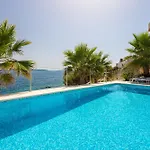 Beachfront Leonardo With Pool
