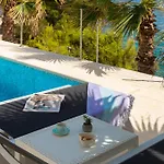 Beachfront Leonardo With Pool וילה *