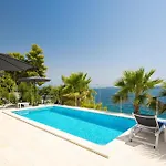 Beachfront Leonardo With Pool וילה *