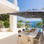 Beachfront Leonardo With Pool וילה *