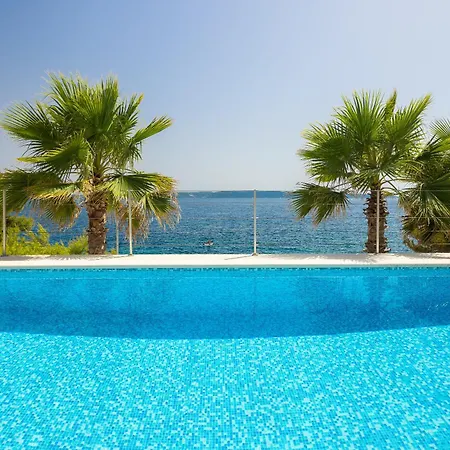 Beachfront Leonardo With Pool טרוגיר