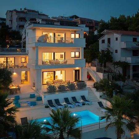 Beachfront Leonardo With Pool וילה *